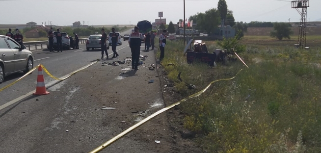 Otomobil traktöre çarptı: 1 ölü, 3 yaralı