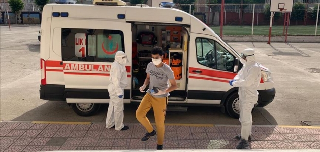 Kovid-19 tedavisi gören gençler ambulanslarla sınav salonuna götürüldü