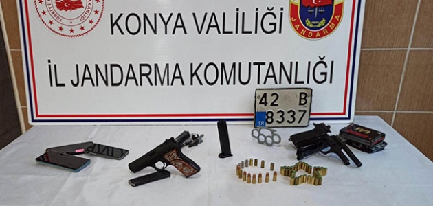 Beyşehir’de jandarma ekipleri ruhsatsız tabanca, muşta ve aranan plaka ele geçirdi