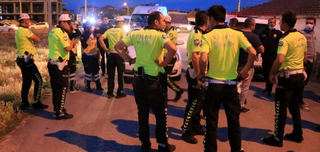 Polisin “Dur“ ihtarına uymayan otomobil sürücüsünün çarptığı bekçi yaralandı