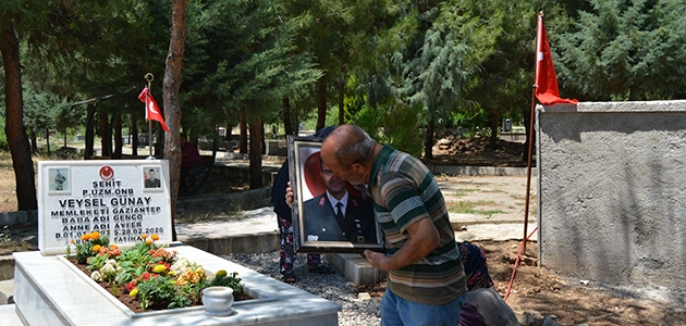 Babalar Günü’nde şehit oğlunun mezarını ziyaret etti