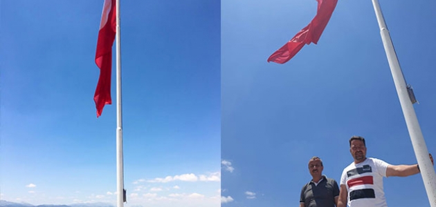 Yalıhüyük Belediyesi, Hüyük Mevkisi’nde Türk bayrağını göndere çekti