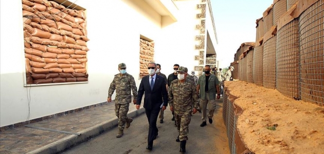 Milli Savunma Bakanı Akar Libya’da Mehmetçik’le bir araya geldi