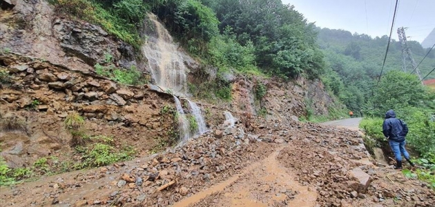 Giresun’da şiddetli yağış heyelanlara neden oldu