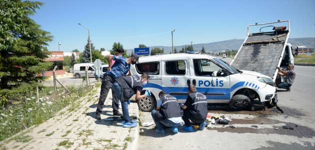 Polis aracı devrildi: 2 yaralı