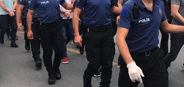 İzmir’de FETÖ’nün hücre evlerine düzenlenen operasyonda 25 kişi gözaltına alındı