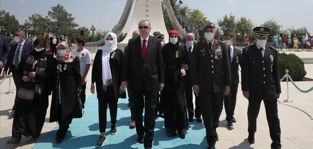 Cumhurbaşkanı Erdoğan 15 Temmuz Şehitler Abidesi’ne çiçek bıraktı