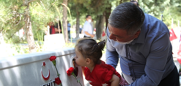 2 yaşındaki şehit kızı babasının mezar taşını öptü