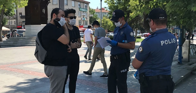Konya’da polisi gören maskesini taktı