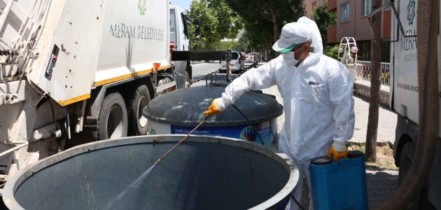 Çöp konteynerleri sürekli olarak dezenfekte ediliyor