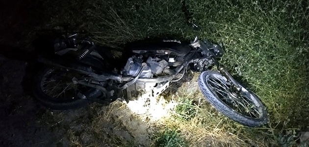 Konya’da motosikletiyle refüje çarpan genç hayatını kaybetti