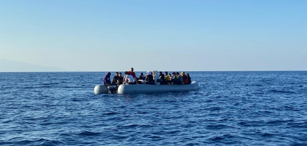 Türk kara sularına itilen 43 sığınmacı kurtarıldı