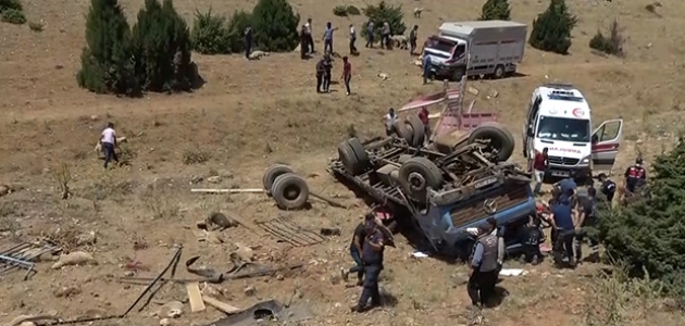 Konya’da küçükbaş hayvan yüklü kamyon devrildi: 3 ağır yaralı