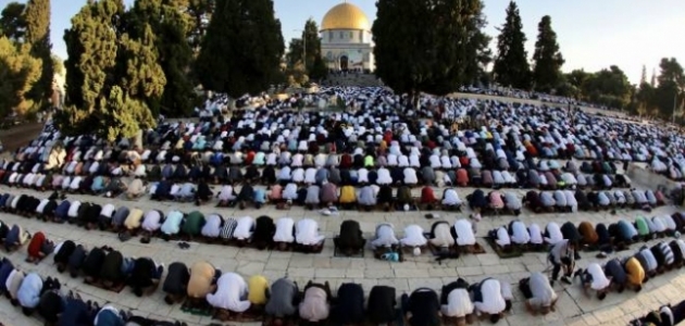 On binlerce Müslüman bayram namazını Mescid-i Aksa’da kıldı