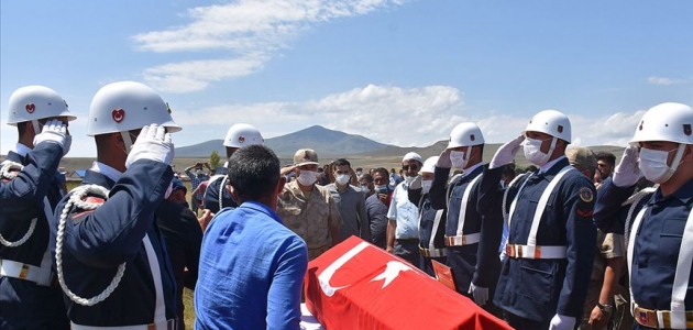 İzmir’de hayatını kaybeden asker Kars’ta son yolculuğuna uğurlandı