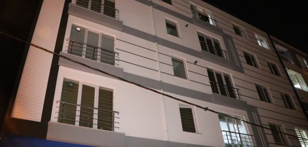 Dördüncü katın balkonundan düşen bebek ağır yaralandı