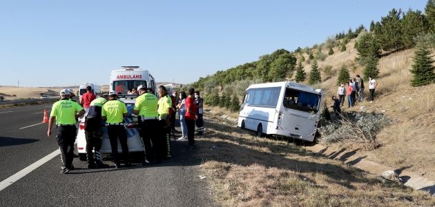 Yolcu otobüsü servis aracına çarptı: 1 ölü, 8 yaralı