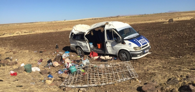 Şanlıurfa’da tarım işçilerini taşıyan minibüs devrildi: 1 ölü, 25 yaralı