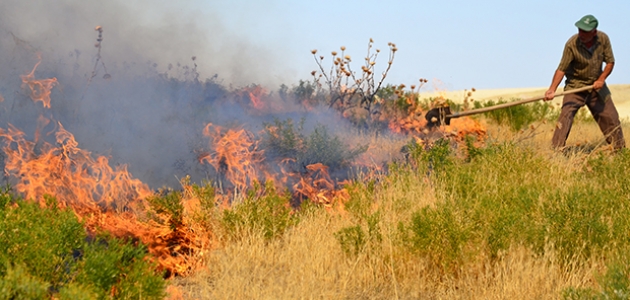 Konya’da mahalleli çıkan yangına kürekle müdahale etti