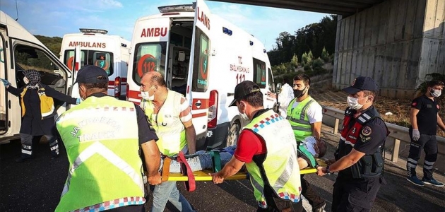 Yolcu otobüsü kaza yaptı: 5 ölü, 25 yaralı