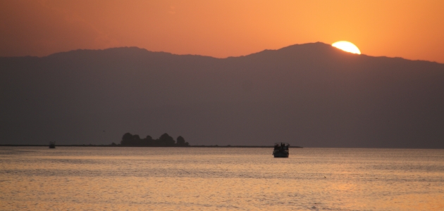 Beyşehir Gölü’nde günbatımı turları yoğun ilgi görüyor