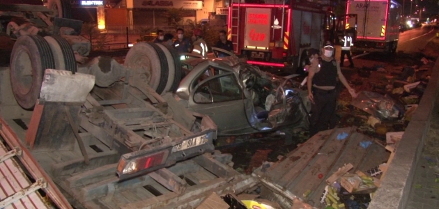 Sürücüsü alkollü olan otomobil kamyonetin altına girdi: 5 yaralı