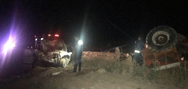 Konya’da otomobil traktöre çarptı: 2 yaralı