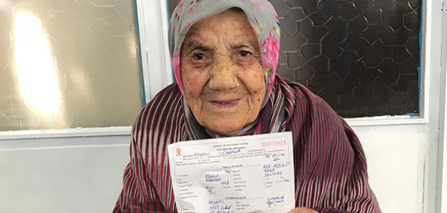 Erdoğan sevgisi 112 yaşındaki “Güllü nine“yi parti üyesi yaptı