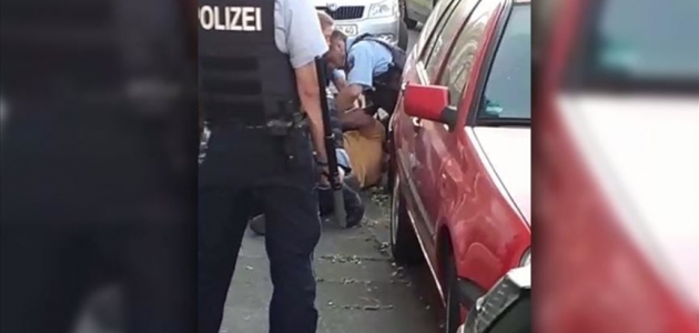 Almanya’da 3 polis görevden uzaklaştırıldı