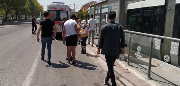 Konya’da otomobil tramvay durağına girdi