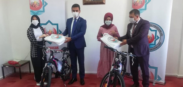 Derebucak’ta LGS ve YKS ilçe birincisi öğrenciler bisikletle ödüllendirildi