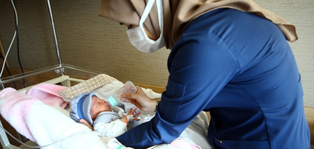 Konya’da sokakta bulunan bebeğe hemşireler annelik yapıyor