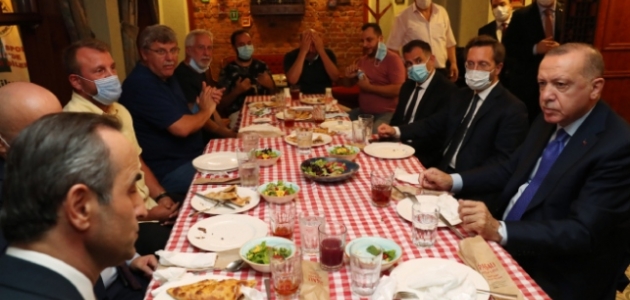 Cumhurbaşkanı Erdoğan Üsküdar’da bir restoranda yemek yedi