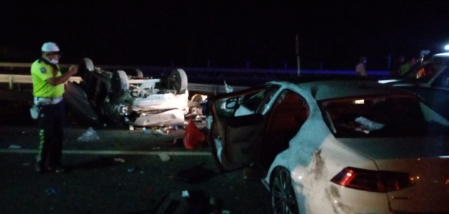 3 aracın karıştığı trafik kazasında 4 kişi öldü