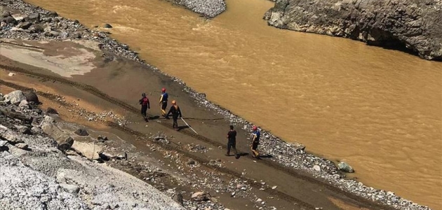 İçişleri Bakanı Soylu Giresun’daki sel bölgesinde incelemelerini sürdürüyor