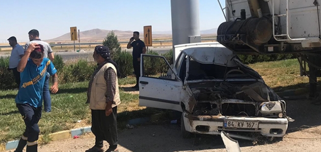 Konya otomobil park halindeki tır dorsesine çarptı: 1 yaralı