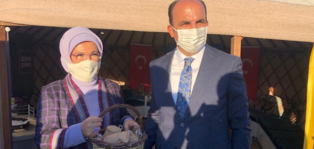 Emine Erdoğan Ahlat’ta Konya Büyükşehir’in çadırına konuk oldu