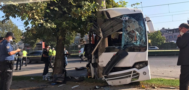 Midibüs elektrik direğine çarptı: 2 ölü, 16 yaralı