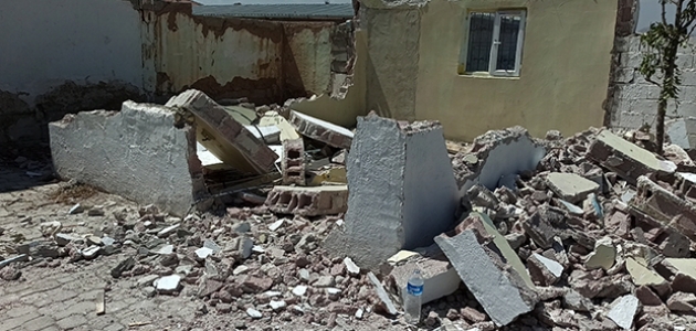 Konya’da yıktıkları duvarın altında kalan 3 kişi ölümden döndü