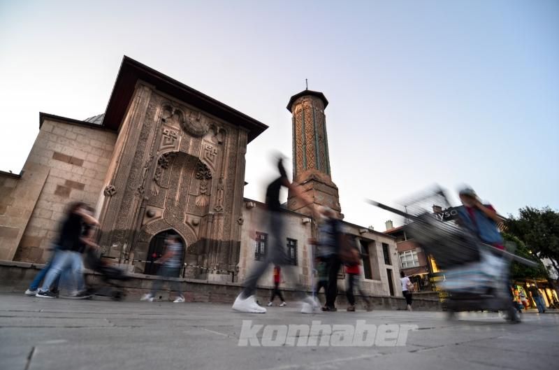 Görenleri tarihte yolculuğa çıkaran eser: İnce Minareli Medrese