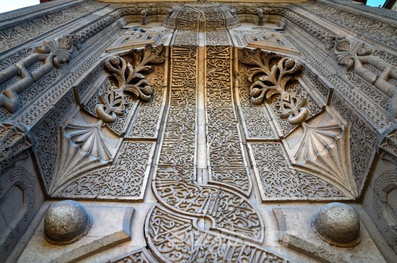 Görenleri tarihte yolculuğa çıkaran eser: İnce Minareli Medrese