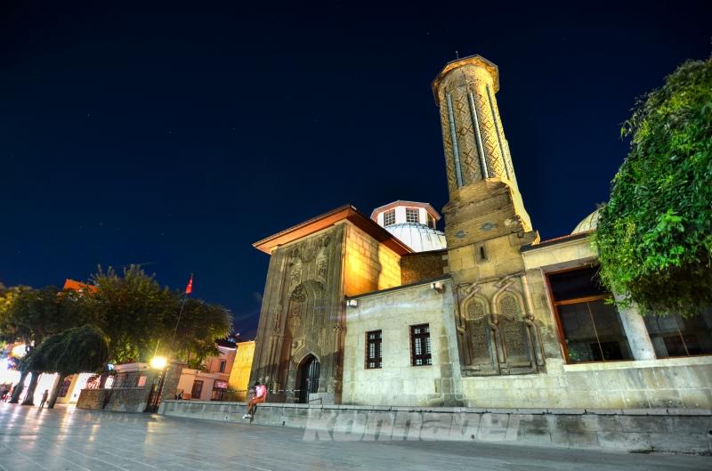 Görenleri tarihte yolculuğa çıkaran eser: İnce Minareli Medrese