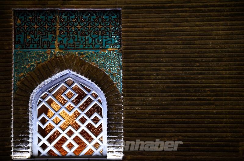 Görenleri tarihte yolculuğa çıkaran eser: İnce Minareli Medrese