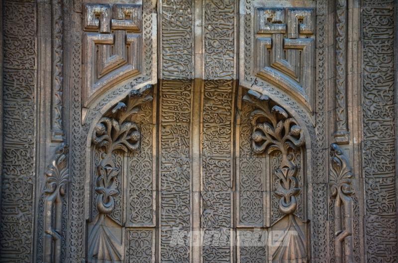 Görenleri tarihte yolculuğa çıkaran eser: İnce Minareli Medrese