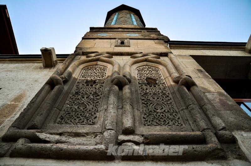 Görenleri tarihte yolculuğa çıkaran eser: İnce Minareli Medrese