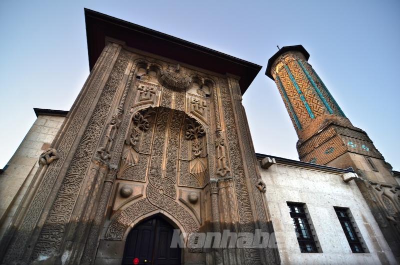 Görenleri tarihte yolculuğa çıkaran eser: İnce Minareli Medrese