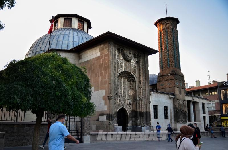 Görenleri tarihte yolculuğa çıkaran eser: İnce Minareli Medrese