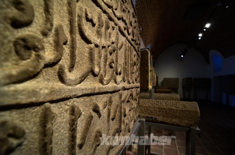 Görenleri tarihte yolculuğa çıkaran eser: İnce Minareli Medrese