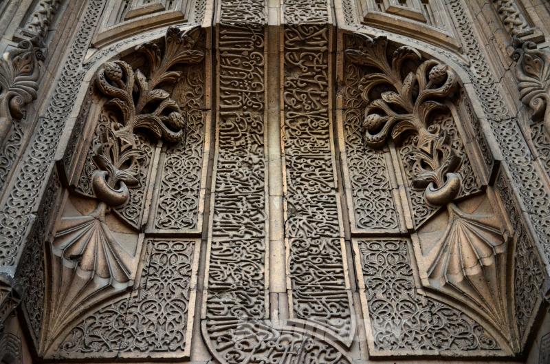 Görenleri tarihte yolculuğa çıkaran eser: İnce Minareli Medrese