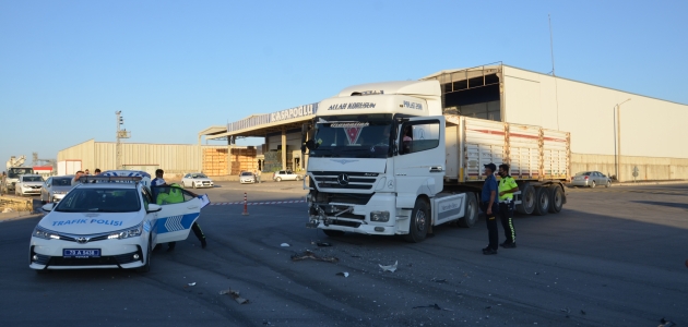 Karaman’da çekici ile servis otobüsü çarpıştı: 11 yaralı